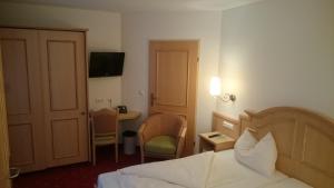 a hotel room with a bed and a table and chair at Kamptalschlössl in Plank am Kamp
