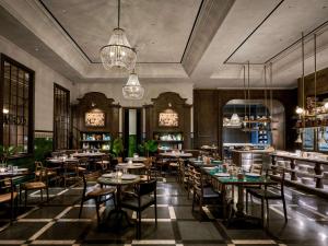 Restoran või mõni muu söögikoht majutusasutuses 25hours Hotel Jakarta The Oddbird