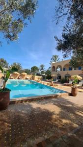 una grande piscina di fronte a un edificio di L'abri côtier by Nath a Sidi Kaouki