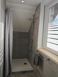 Un baño con ducha con cortina de ducha. en Chambre 4 dans appartement partagé proche de Strasbourg, en Wasselonne 4 fotos más