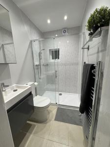 Ένα μπάνιο στο Cosy Modern 3Beds Ipswich Center