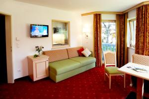 a living room with a couch and a television at Kamptalschlössl in Plank am Kamp