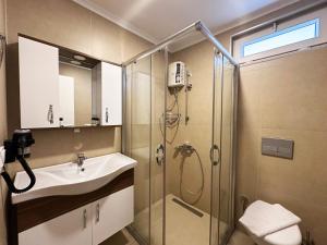 A bathroom at Akayda Butik Hotel