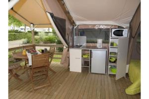 圣于连－德朗德Camping Château La Forêt的帐篷配有桌子和厨房
