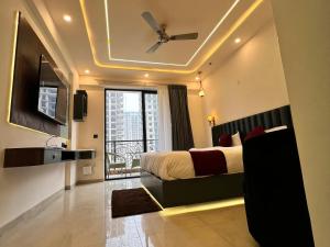 a bedroom with a bed and a ceiling fan at Leisure homes in Lucknow