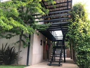 O edifício em que o apart-hotel se localiza