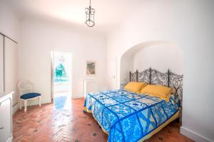 Villa Serao Cottage Camilla by MyVillaCollection في ايسكيا: غرفة نوم بها سرير وكرسي +92 صورة