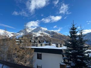 セストリエーレにあるCasa Verde by Holiday Worldの雪山の建物の眺望 +16枚の写真