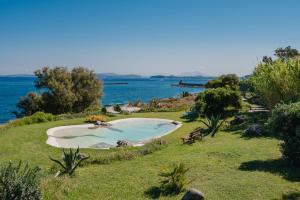 Villa Serao Cottage Camilla by MyVillaCollection في ايسكيا: مسبح صغير على تلة بجانب الماء