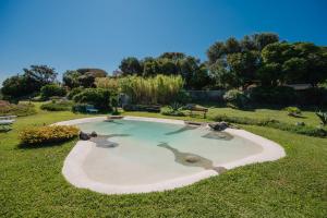 Villa Serao Cottage Camilla by MyVillaCollection في ايسكيا: حوض سباحة في وسط الفناء