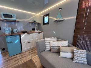 圣玛丽亚港Casa Flotante El Refugio del Pirata的带沙发的客厅和厨房