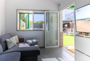 TV a/nebo společenská místnost v ubytování Playa Flor 77 by VillaGranCanaria