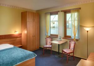 Tempat tidur dalam kamar di Wellness Hotel Babylon