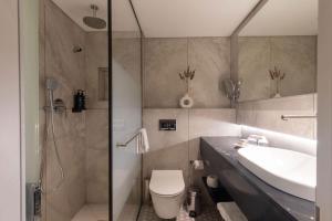un bagno con lavandino, wc e doccia di Caesar Premier Jerusalem Hotel a Gerusalemme