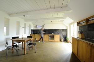 Köök või kööginurk majutusasutuses Sibyllenhof, Denkmalgeschütztes Reetdachanwesen in ruhiger Alleinlage