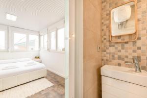 セトゥーバルにあるGuestReady - Casa e Estúdio Azeitãoの洗面台と鏡のある白いバスルーム