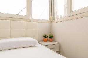 セトゥーバルにあるGuestReady - Casa e Estúdio Azeitãoのベッドルーム1室(ベッド1台、鉢植えの植物2本付) +45枚の写真