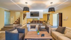 salon z kanapą i stołem w obiekcie Villa LV by Villas Holiday w mieście Fiorini