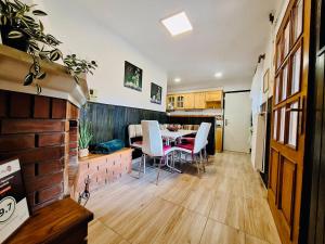 a kitchen and dining room with a table and chairs at Iskolakert Apartman in Sárospatak