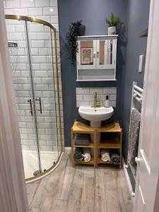 un baño con lavabo y ducha en Lawson Lodge, en Alveston