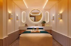 The Chancery Hotel客房内的一张或多张床位