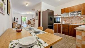 Kuchyň nebo kuchyňský kout v ubytování Villa Marlene by Villas Holiday