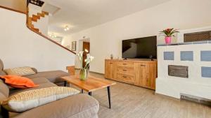 TV a/nebo společenská místnost v ubytování Villa Marlene by Villas Holiday