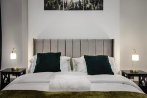 ein Schlafzimmer mit einem großen weißen Bett mit zwei Lampen in der Unterkunft 2 Bedroom, 1 Bathroom apartment in Blackpool