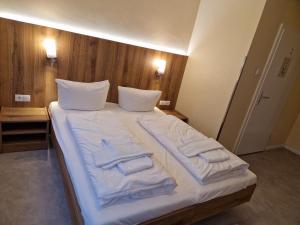 Postel nebo postele na pokoji v ubytování Hotel Wikinger Hof