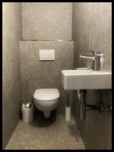 Koupelna v ubytování Villa DOLCE, piscine privée chauffée & jacuzzi privatif, 5mn des plages