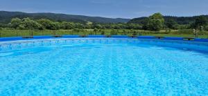 Piscina de la sau aproape de Domki z bali Ciche Marzenie