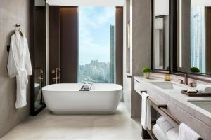 Bilik mandi di The St. Regis Hong Kong
