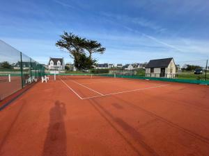 Tenis dan/atau kemudahan skuasy di Ar Parc Bihan, vue mer! atau berdekatan