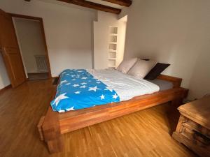 ColombierLa Chambre的一间卧室配有一张带蓝色星光毯子的床