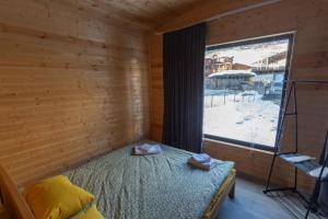 Rúm í herbergi á Inga Jafaridze Guesthouse Pele