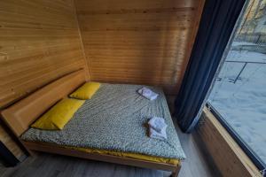 Rúm í herbergi á Inga Jafaridze Guesthouse Pele