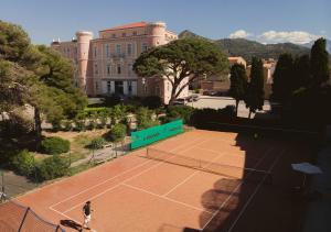 Tenis a/nebo squash v ubytování Langley Resort Napoléon Bonaparte nebo okolí