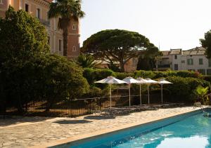 Bazén v ubytování Langley Resort Napoléon Bonaparte nebo v jeho okolí