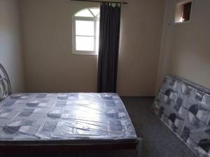 - une chambre dotée d'un lit avec une feuille en plastique dans l'établissement Casa no Centro de Tinguá, à Nova Iguaçu 16 autres photos