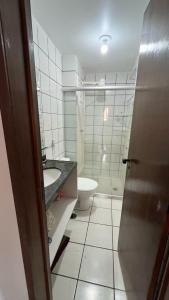 Ένα μπάνιο στο Apartamento Jacarandá Bessa