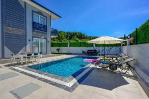 Bazén v ubytování Spacious Villa for Large Families - Egeden 2 nebo v jeho okolí