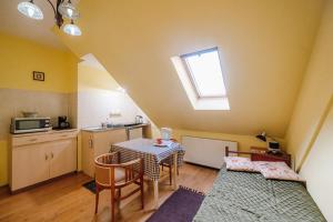 a kitchen and dining room with a table and a window at Oazis in Târgu-Mureş
