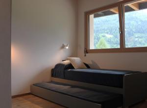 a bedroom with a bunk bed and a window at VILLA IRIS 6 persone in Transacqua
