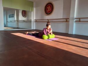 Ein junges Mädchen, das auf einer Yogamatte in einem Zimmer liegt. in der Unterkunft Ar Parc Bihan, vue mer! in Audierne + 35 Fotos
