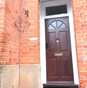 スラウにあるThe cozy condo sleeps 6 parkingの煉瓦造りの建物側褐色の扉