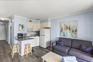 Η κουζίνα ή μικρή κουζίνα στο Near Beach Lush View Heated Pool Balcony Hot Tub