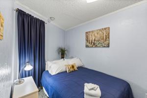 Ένα ή περισσότερα κρεβάτια σε δωμάτιο στο Near Beach Lush View Heated Pool Balcony Hot Tub +33 φωτογραφίες