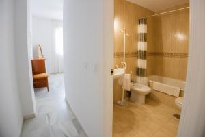 Un baño con inodoro, lavabo y bañera. en Costa Ballena - Apt para 6 con piscina, terraza, WiFi y parking gratis, en Rota 15 fotos más