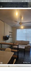 ein Wohnzimmer mit Sofa und Tisch in der Unterkunft Alquiler temporal in Reconquista
