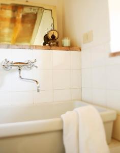 une salle de bain avec une baignoire avec un miroir et un porte-serviettes dans l'établissement Schulhaus, à Montecatini Val di Cecina